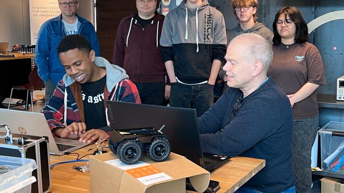 IT-elevar og HVO-tilsette eksperimenterer med sensorar.