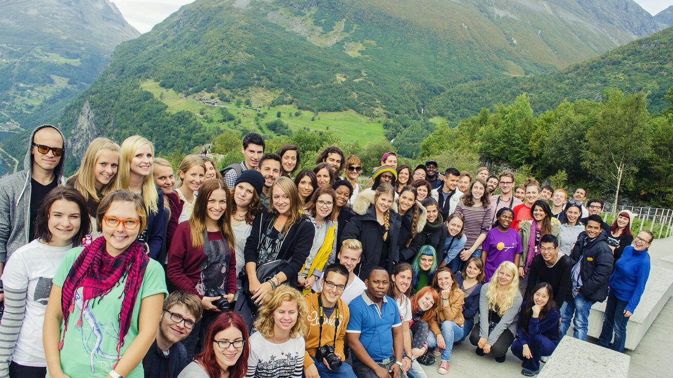 Internasjonal HVO-studentgruppe på Geiranger-tur.