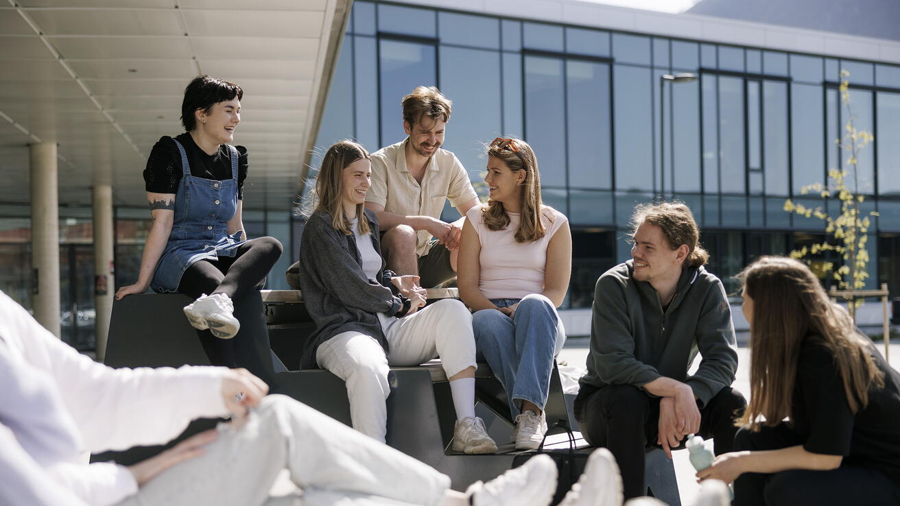 Studenter i sosial setting utenfor Sivert Aarflot-bygget