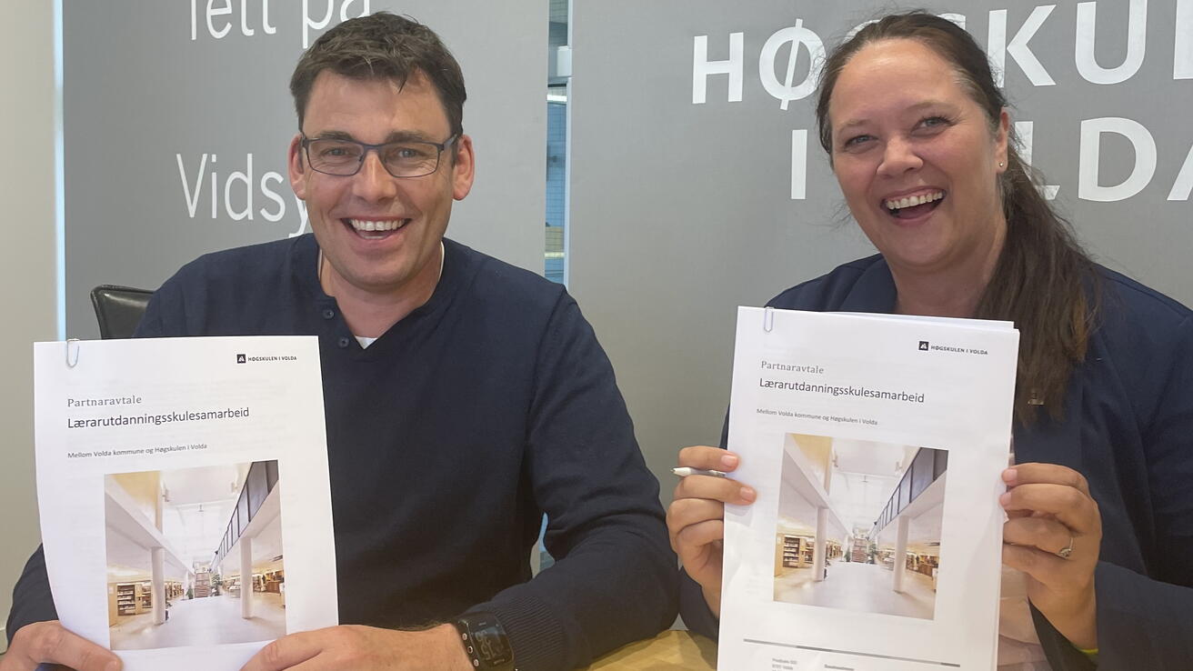 Håvard Strand i Volda kommune og dekan Silje Ims Lied ved HVO.
