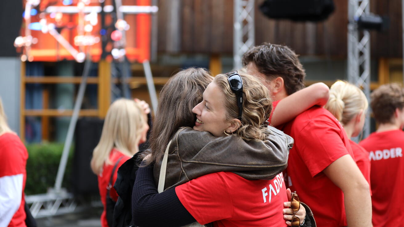 Klem og god stemning under studiestart 2024 ved Høgskulen i Volda.