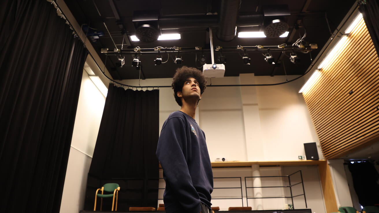 Skodespelar Khaled Moussa (22) tilbake på HVO campus