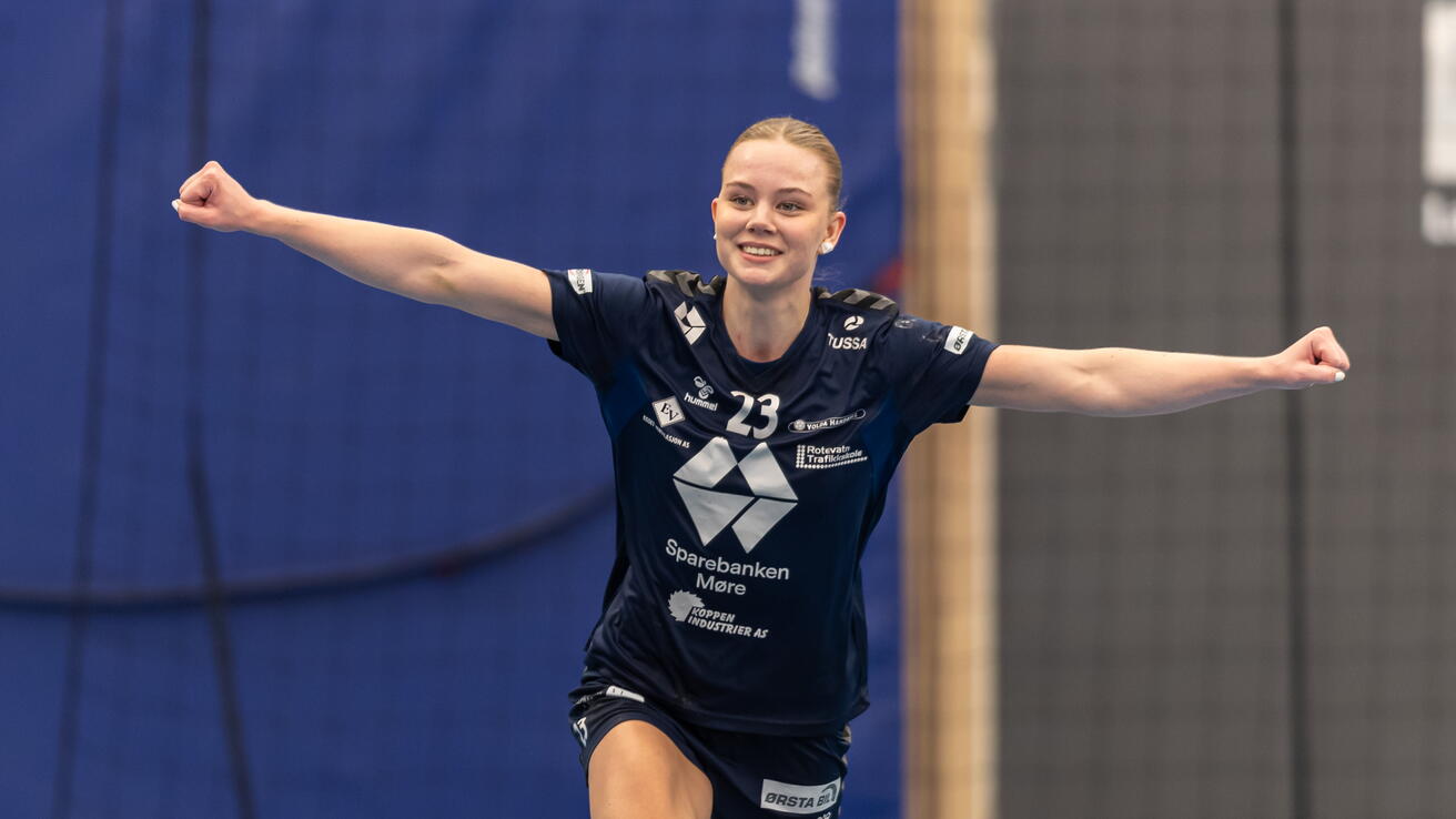 Kvinnelig håndballspiller Dana Björg Gudmundsdottir jubler etter scoring. etter
