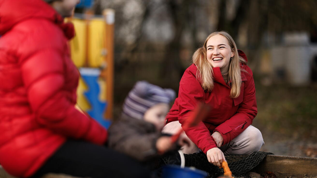 barnehagelærar og barnehagebarn ute