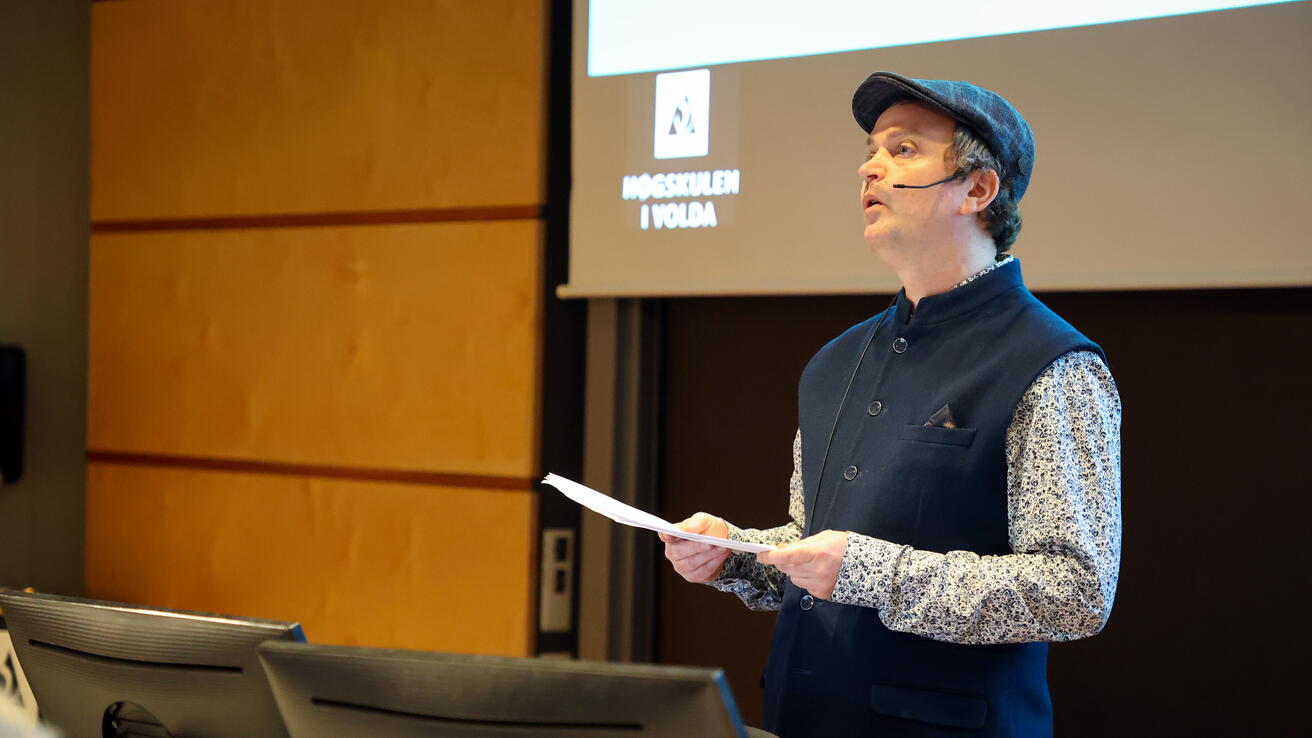 Erlend Walseth disputerer ved HVO.