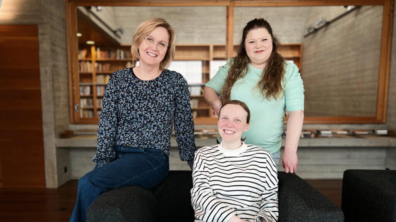 Frå venstre Monika Haanes Waagan, Stine Stennes Hovdenakk og Stina Aasen Lødemel. Foto: Nynorsk kultursentrum.