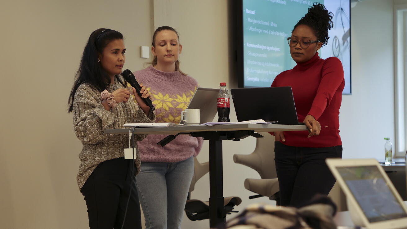 Sosionomstudentene Linda May Lacastesantos, Emily Ringstad Nesset og Sylvia Ewenye.