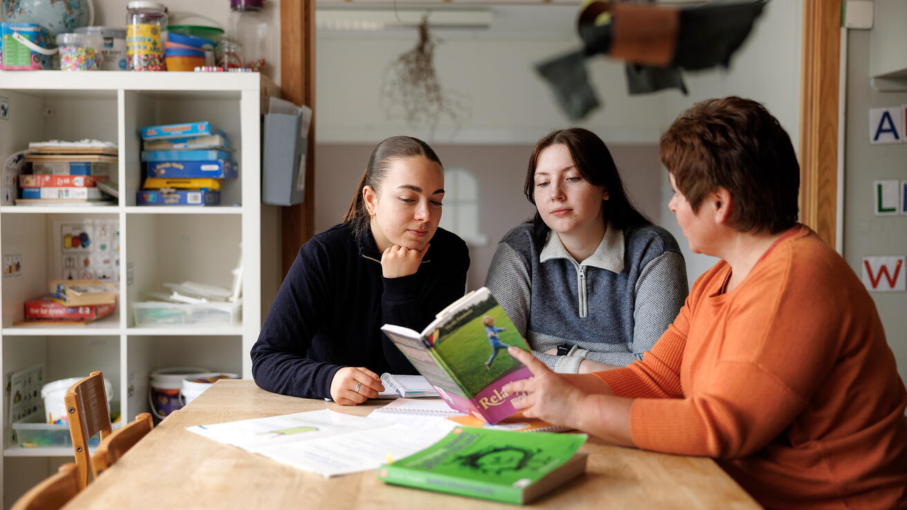 To studenter som blir veiledet av barnehagelærer.