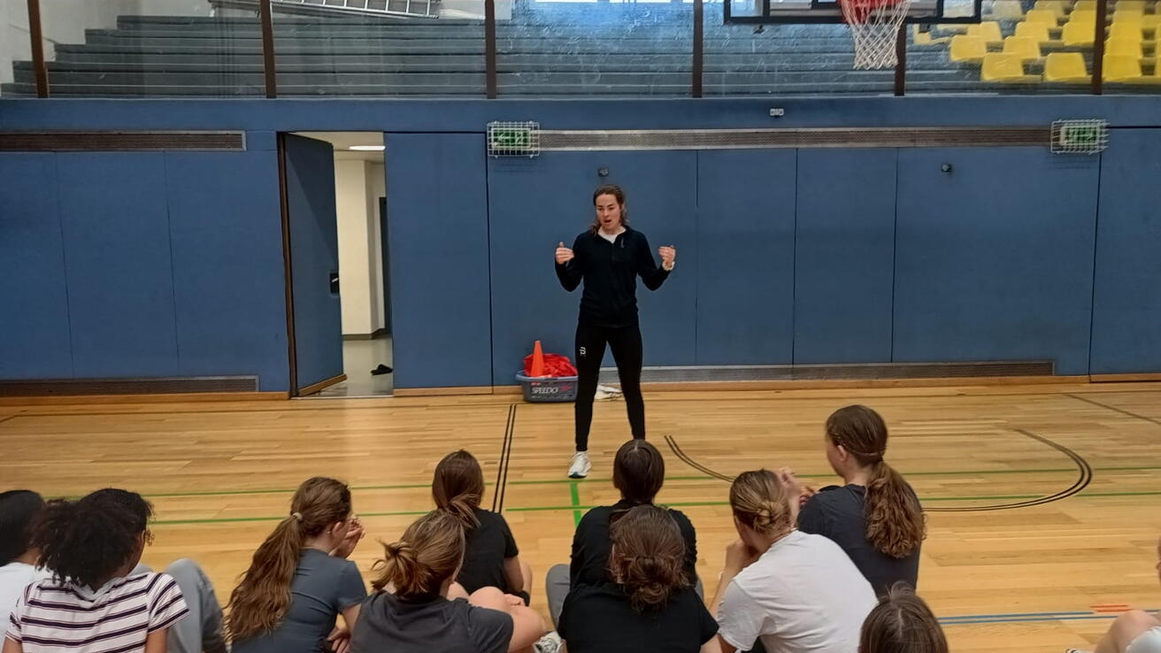 Kroppsøvingstime i gymsal