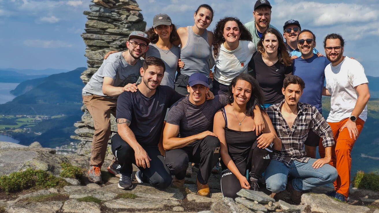 Former Volda exchange students on Rotsethornet during their 10-year reunion.