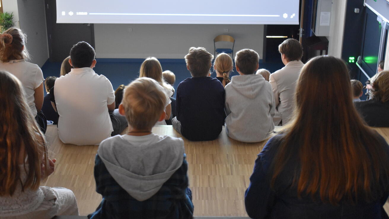 Lærarstudentar og LU-skulen Velle i Ørsta laga film.