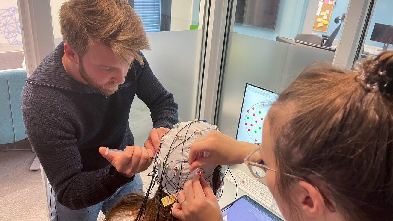 Jade Sandstedt med EEG-eksperiment.