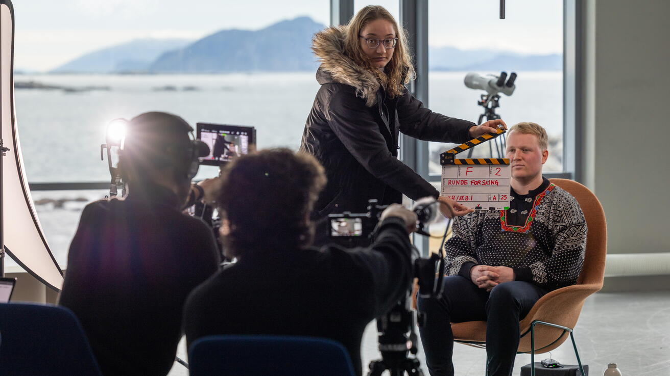 Masterstudenter i Volda lager film for Runde Forsking