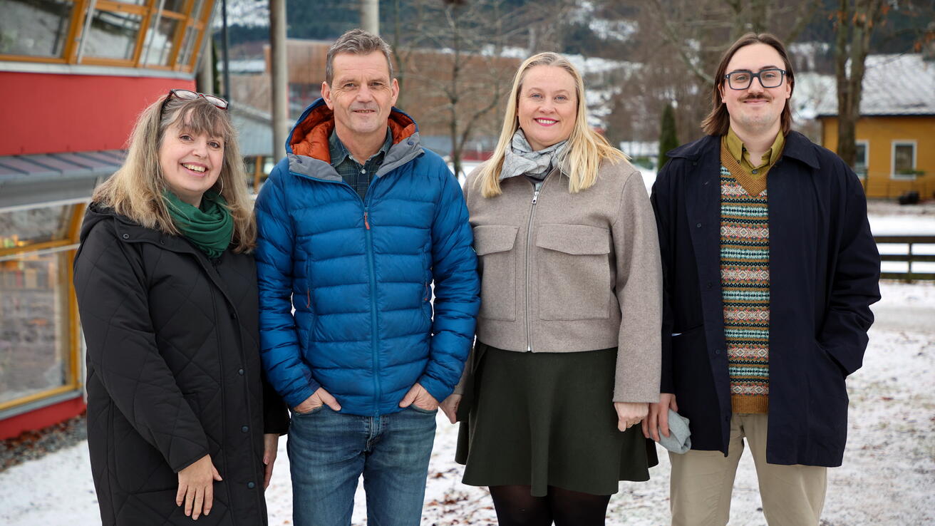 Skriftkultur nr. 7 blir lansert på HVO 12. desember 2025. Biletet viser tre redaktørar og ein artikkelforfattar frå HVO.