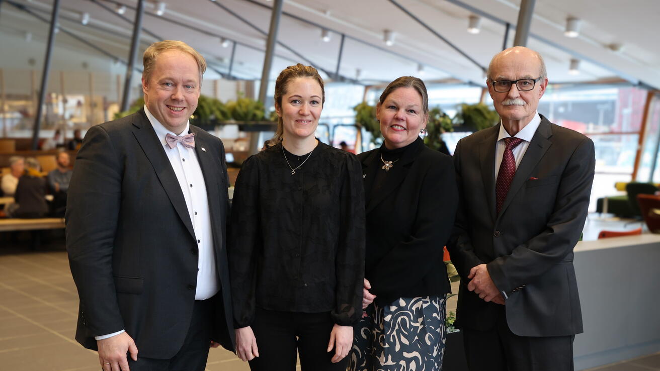 Doktorand Elisabeth Busengdal med rektor, dekan og hovudrettleiar.