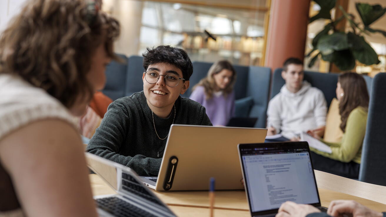 Studentar på biblioteket ved Høgskulen i Volda.