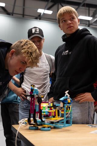 Tre gutter ser på robot løse rubiks kube