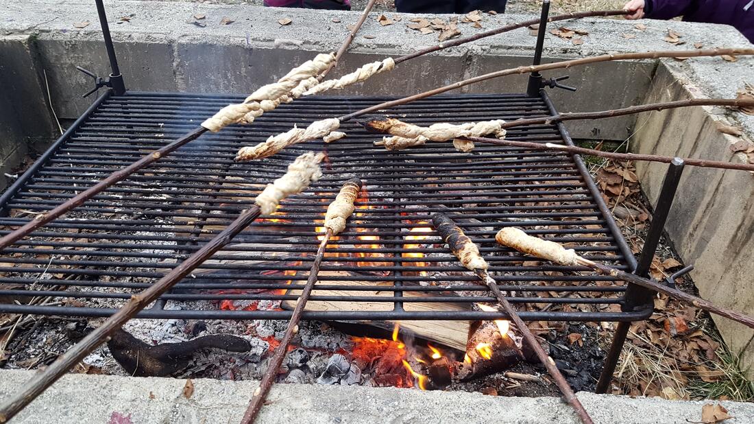 Pinnebrød på bålet