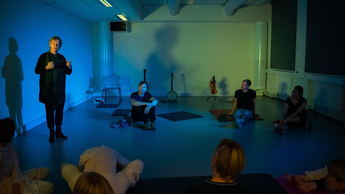 Kunstnaropphald 2022 - Åpen Scene ved Marit Ulvund - Seanse, Kristian Glomne