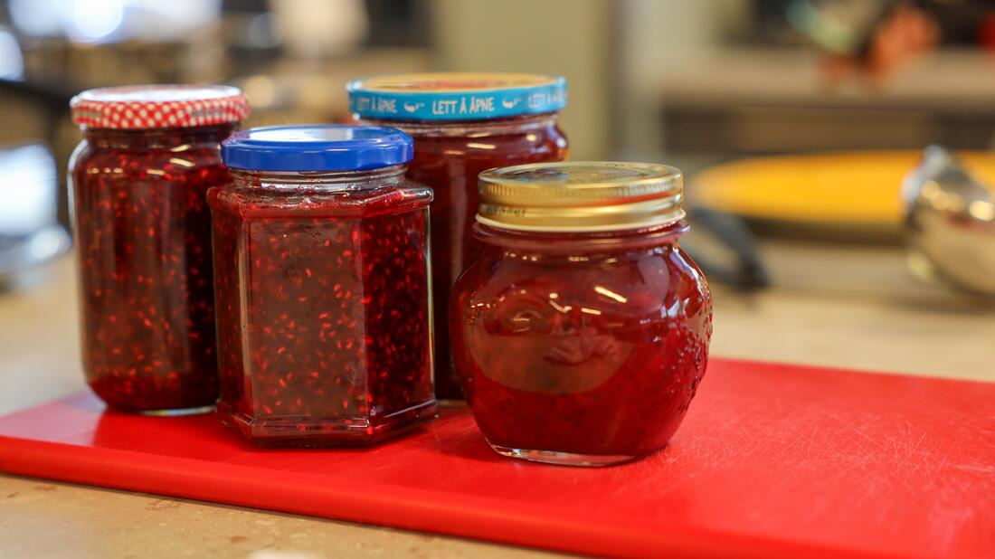 Syltetøyet er på glas