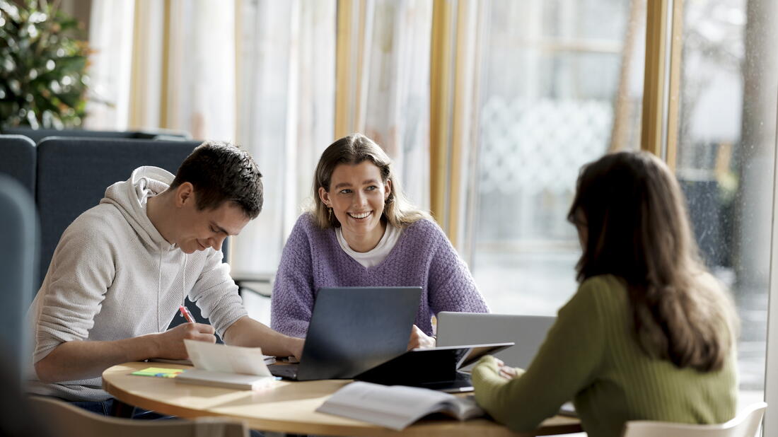 Studiesituasjon med 3 personer