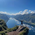 Mann på utkikkspunktet Galten, med Dalsfjorden i bakgrunnen