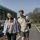 To unge studenter som går ute på campus i sommer og fint vær