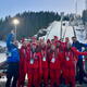 16 journaliststudenter fremfor hoppbakken i Granåsen