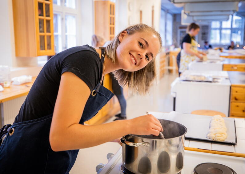 Matlaging på kjøkken.