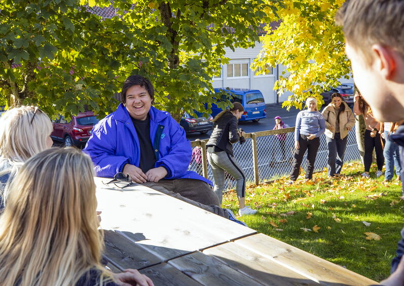 Studentar kosar seg i parken.