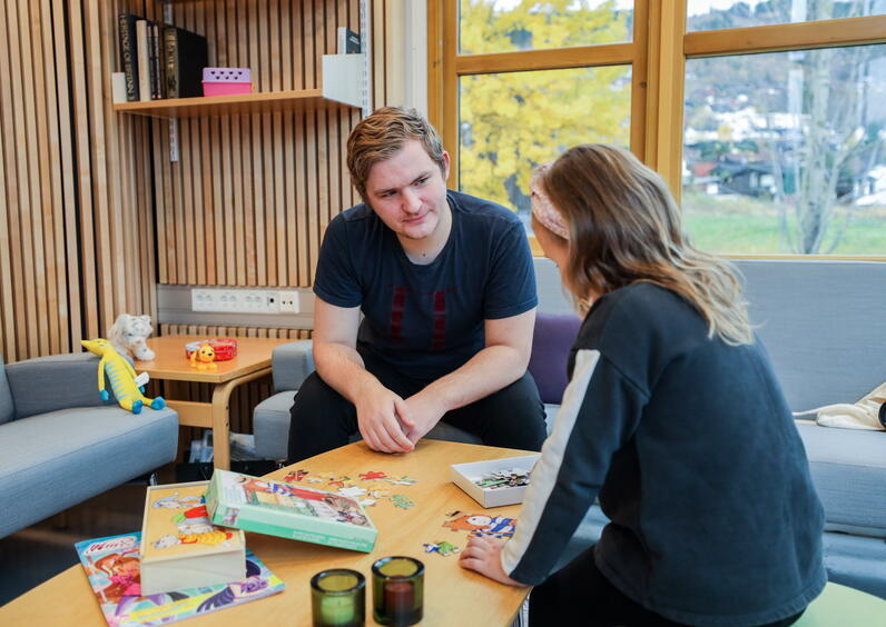 Barnevernsstudent sammen med barn.