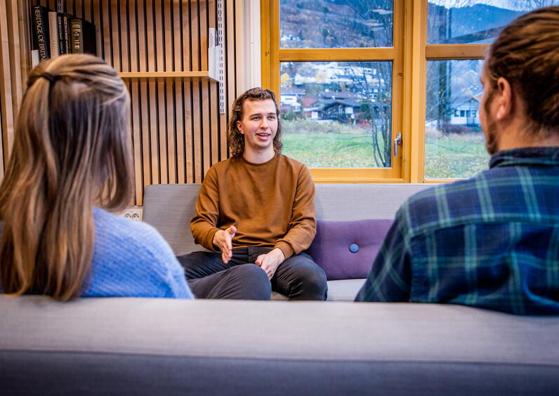 Sosionomstudent i samtale.