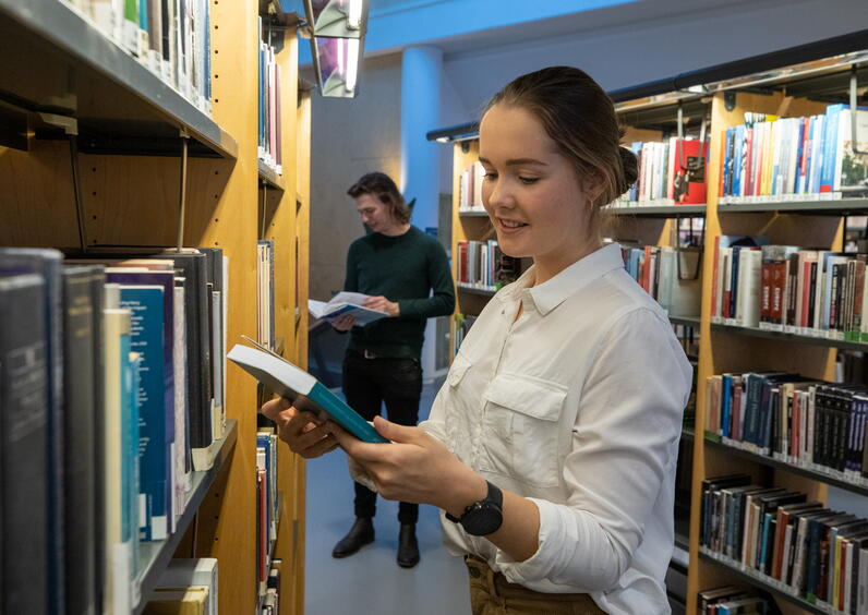 Student Ingrid på biblioteket.