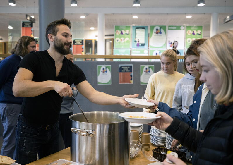 Studentar får servert gratis frukost