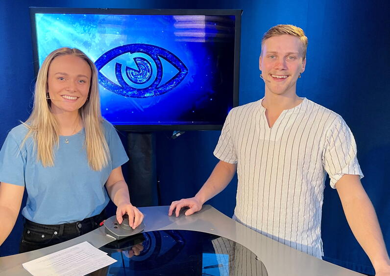 Stadig fleire vil studere journalistikk i Volda. Her er to av dei noverande studentane, Maja Backe Thomassen og Bård Sørø Olsen, i aksjon for Nærsynet under vinterens internpraksis. 