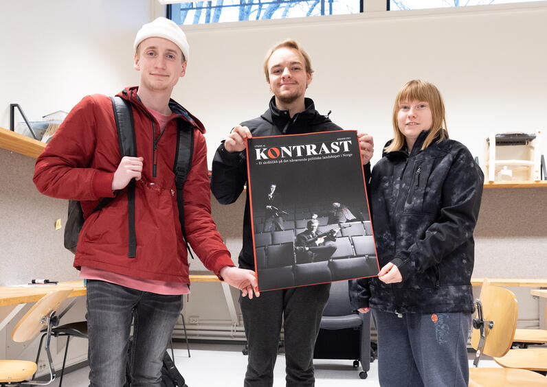 Studentene viser fram magasinforside