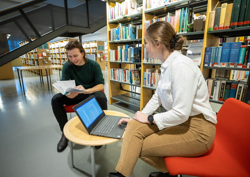 Studentar på biblioteket