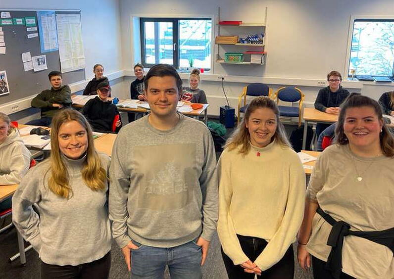 Elin Burås Sylte frå Volda, Anders Tomren frå Haramsøya, Aurora Dimmen Bratli frå Ulsteinvik og Michelle Søreng frå Vestnes. Her med ei 9. klasse ved Hornindal skule. FOTO: ROGER OLDEIDE, FJORDINGEN