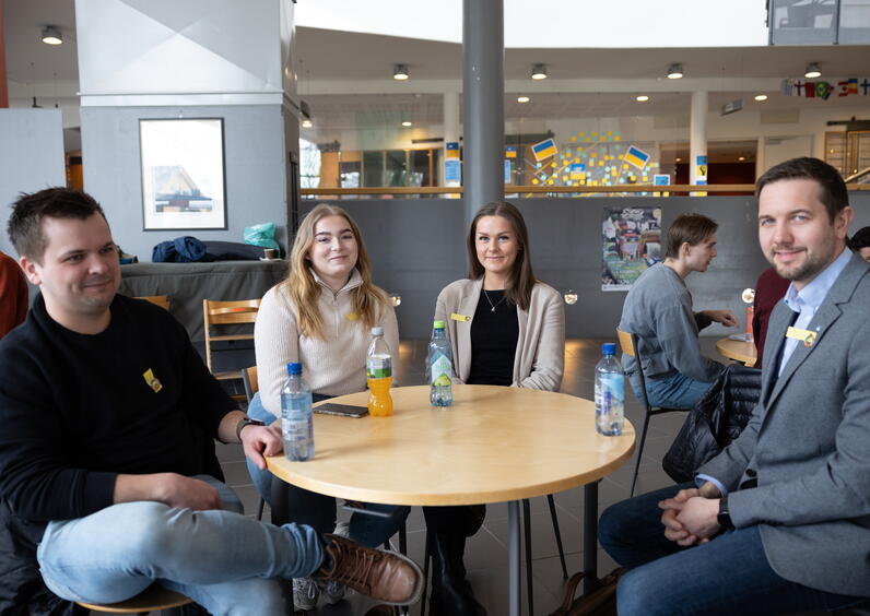 Fire nåværende og tidligere studenter på IPAS