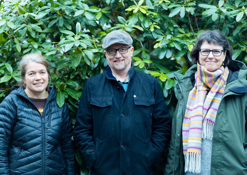 Professor Helga Synnevåg Løvoll (f.v.), professor Geir Hjorthol og førstelektor Elizabeth Oltedal har vore med på å redigert boka.