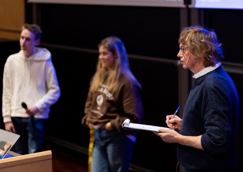 Underviser og lærere i auditorium