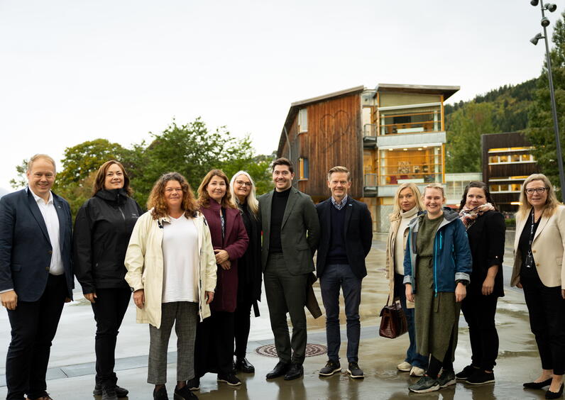 Stortingets familie- og kulturkomité vitja Høgskulen i Volda, og vart tekne i mot av prorektor Odd Helge Mjellem Tonheim (t.v.) og dekan for Avdeling for mediefag, Kate Kartveit (t.h.). 