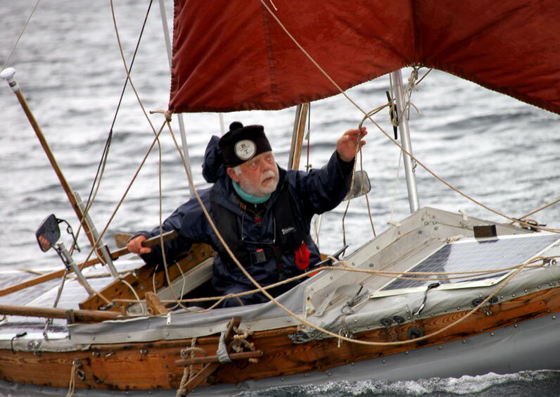 Ragnar Thorseth under seglas med fjæringen "Brattholm Havila"