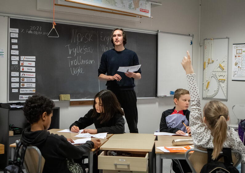Lærarstudent Sondre Bjørdal og resten av fjerdeårsstudentane har hatt skuleovertaking på Velle skule.