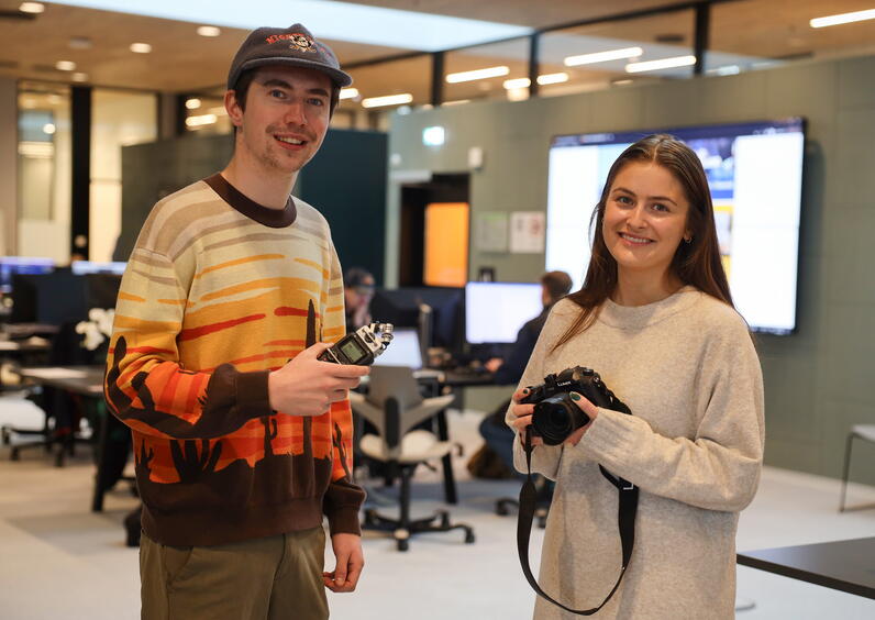 Phillip og Christine studerer journalistikk ved HVO.