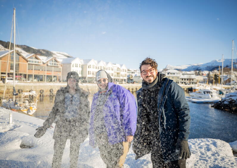 Students i Volda playing in the snow