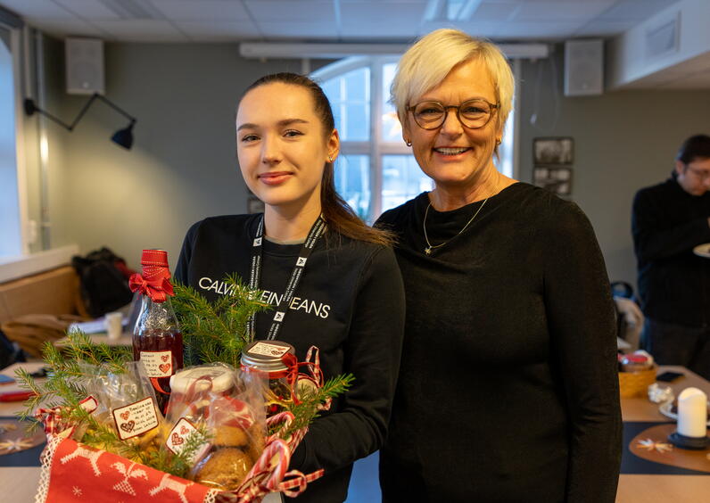 Veronika viser fram matkasse