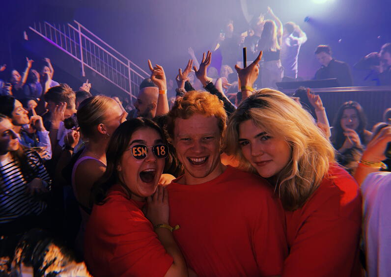 Tre studenter på fest