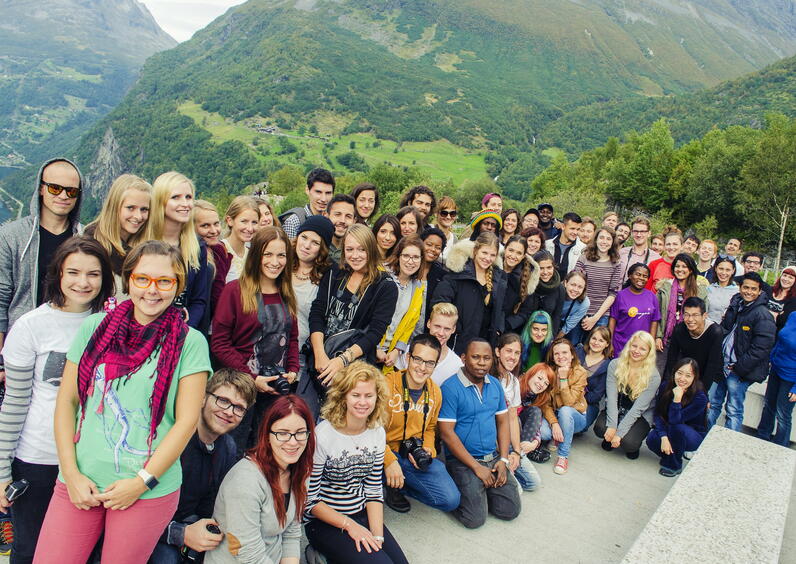 Internasjonal HVO-studentgruppe på Geiranger-tur.