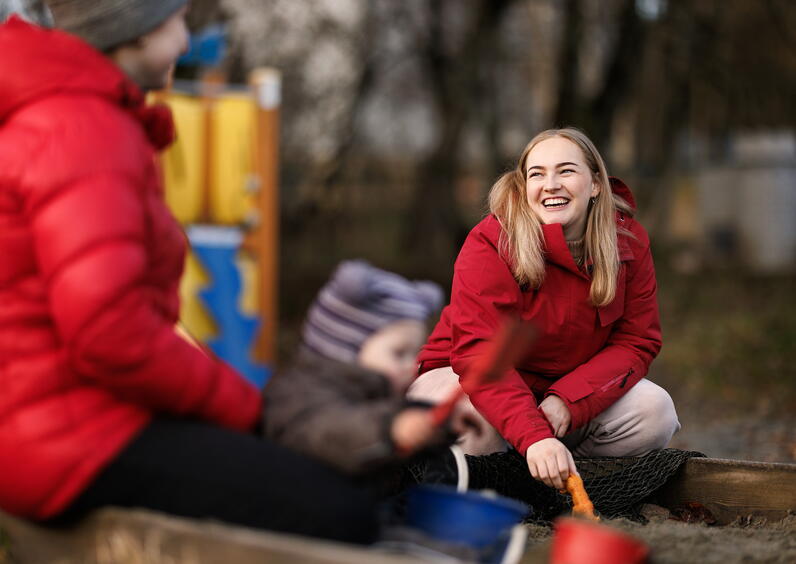 barnehagelærar og barnehagebarn ute